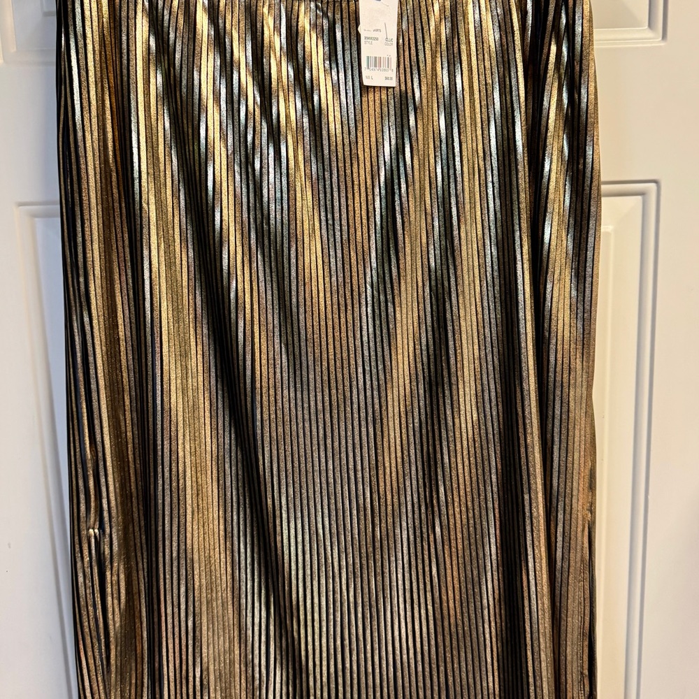 NY Colllectio. Metallic Gold Skirt - Picture 4 of 10